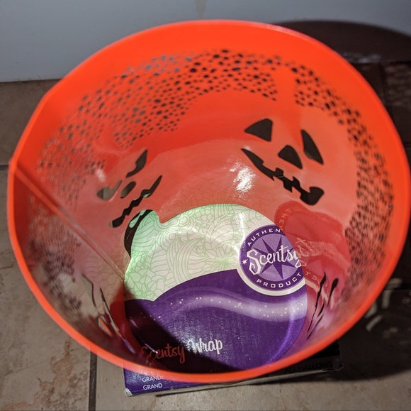 Scentsy "All Hallows" Warmer Wrap New in Box - Picture 4 of 4
